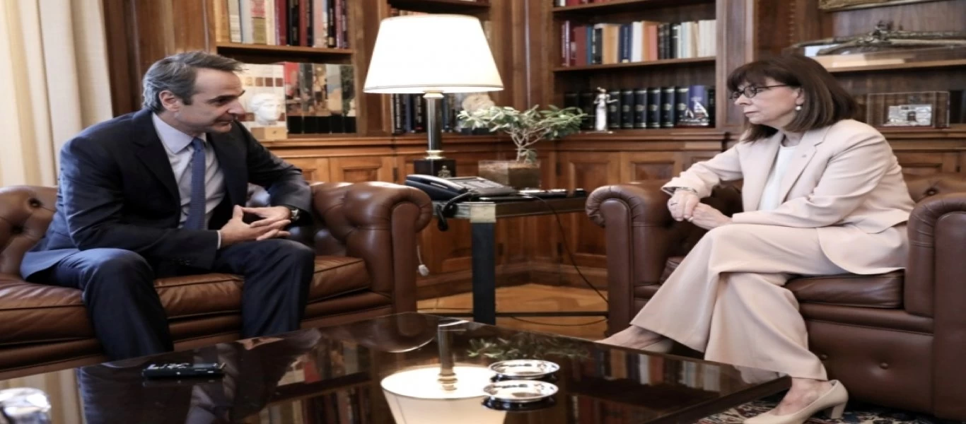 Κυριάκος Μητσοτάκης: Με τα πόδια στο προεδρικό Μέγαρο - Συνάντηση με την Κ. Σακελλαροπούλου